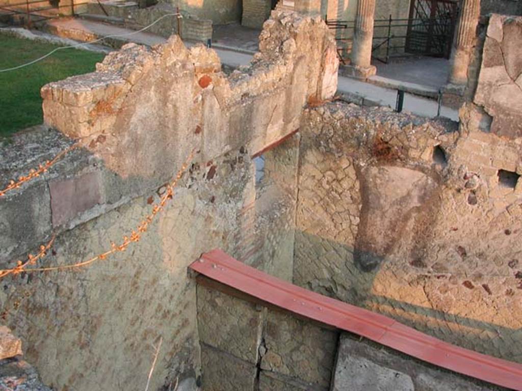 IV.15/16, Herculaneum, September 2003. Looking north-east across upper room 7, towards upper room 6.
Photo courtesy of Nicolas Monteix.